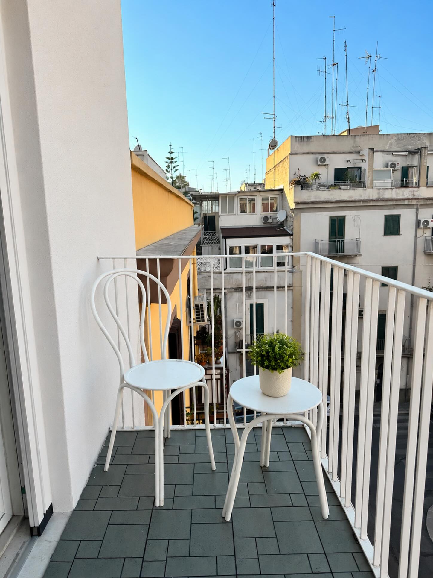 Balcone di Dimora Lessa con vista sui tetti di Bari