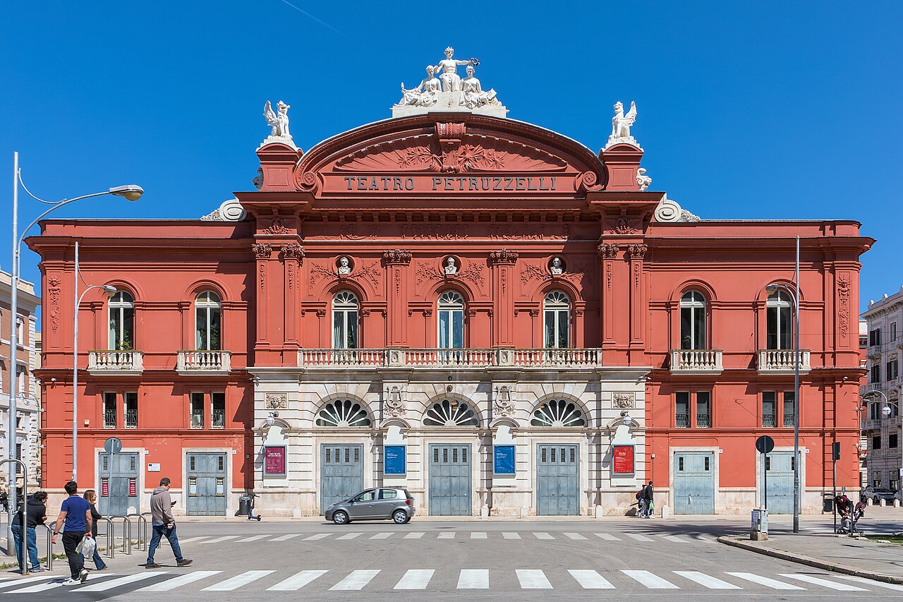 Benjamin Smith, CC BY-SA 4.0, Wikimedia Commons Teatro Petruzzelli